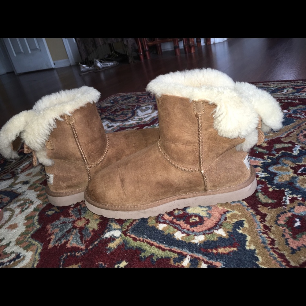Short UGGs with bow